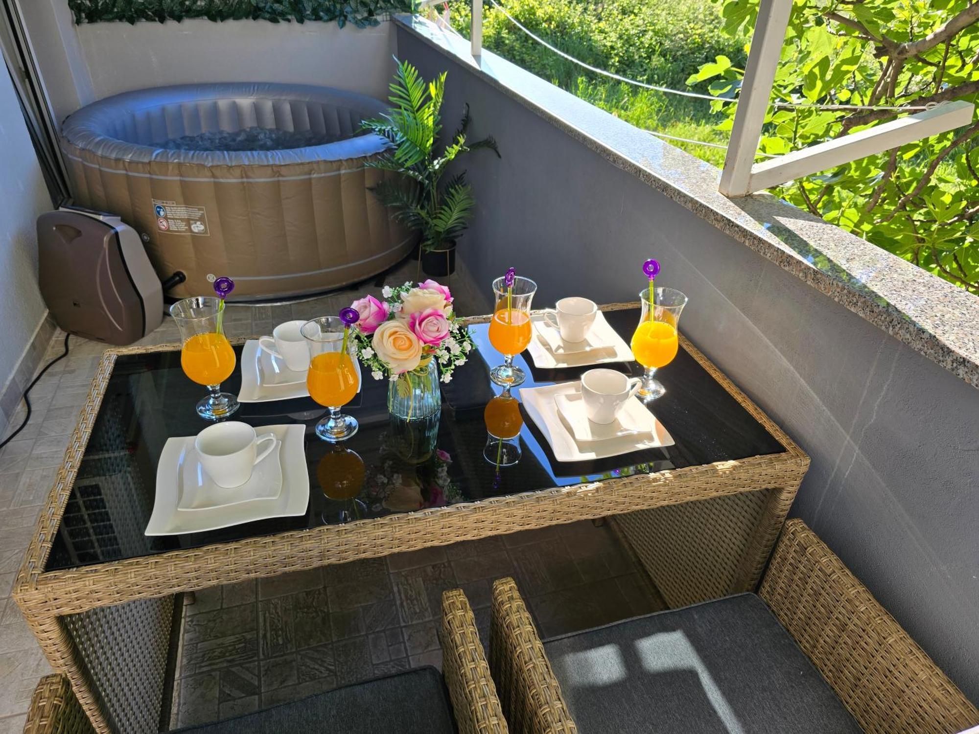 Apartment Blanca With Jacuzzi,Terase And Private Parking Kastela Bagian luar foto