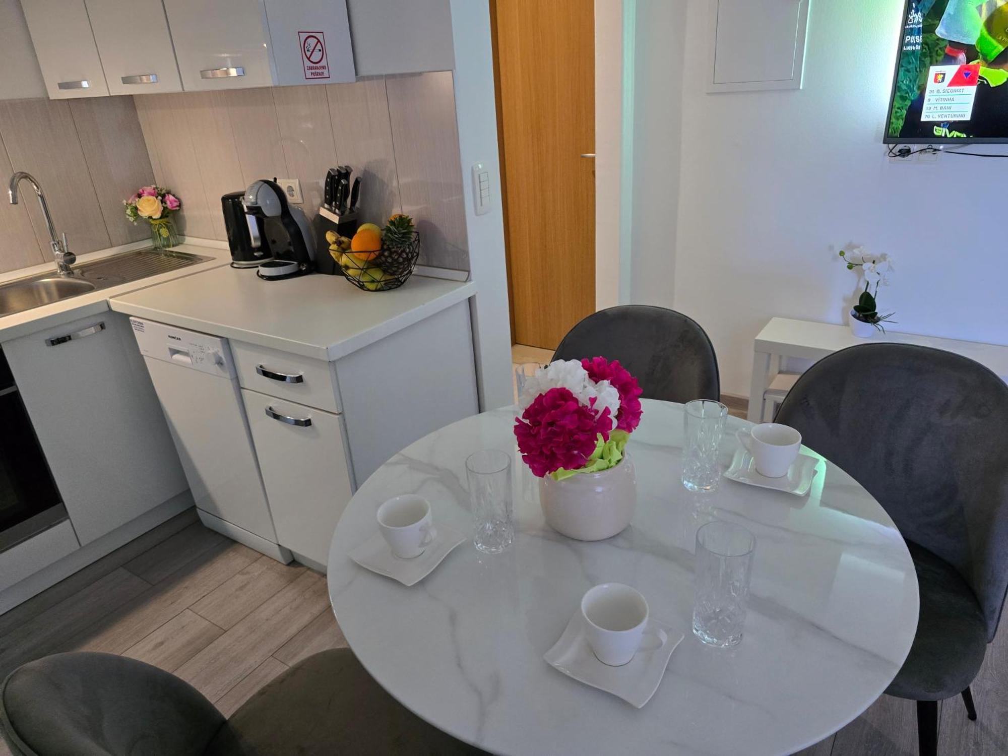 Apartment Blanca With Jacuzzi,Terase And Private Parking Kastela Bagian luar foto