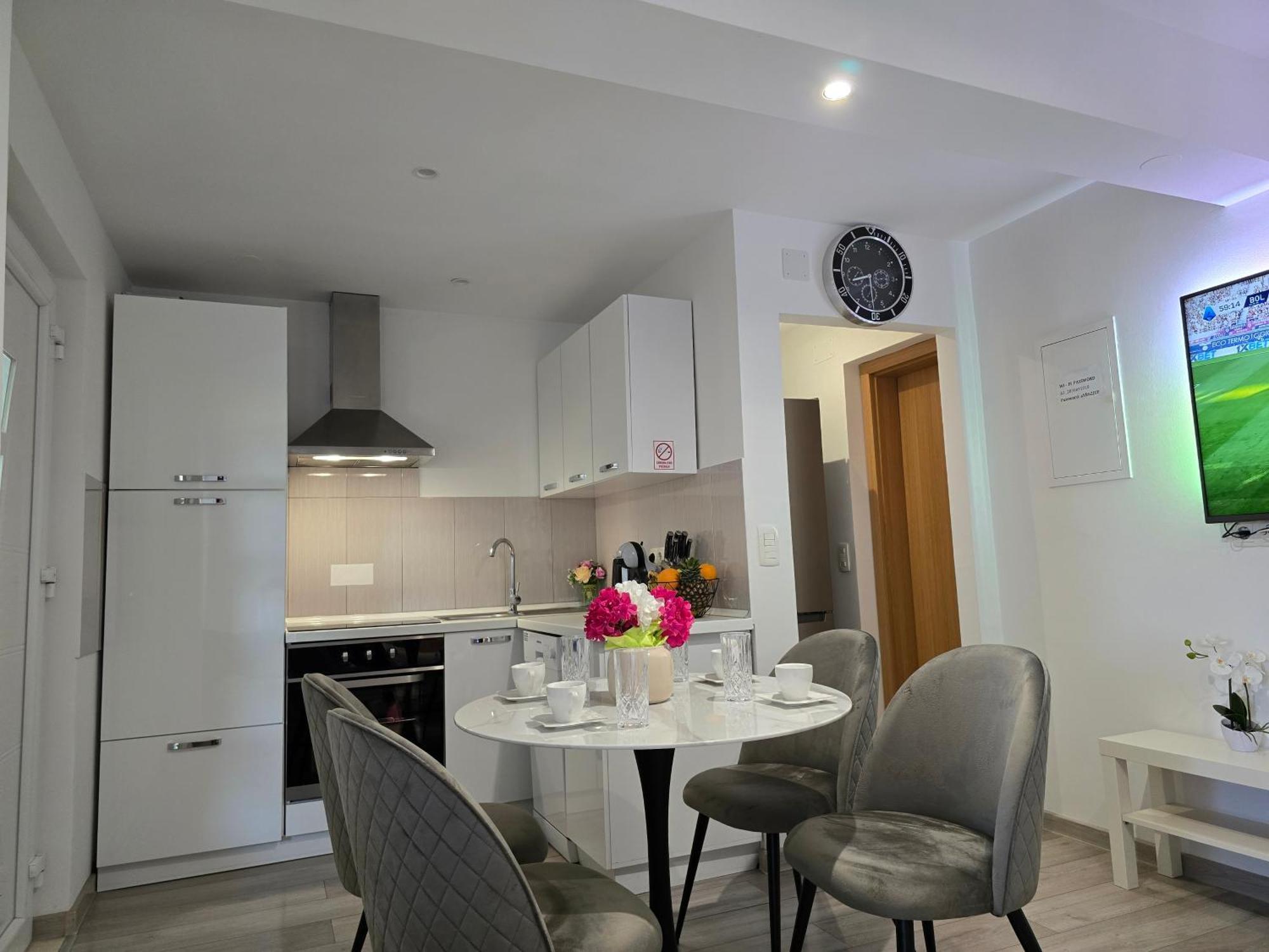 Apartment Blanca With Jacuzzi,Terase And Private Parking Kastela Bagian luar foto