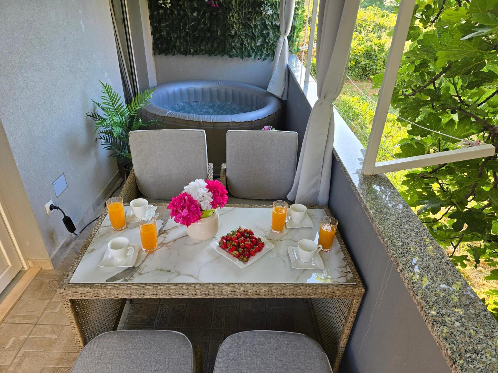 Apartment Blanca With Jacuzzi,Terase And Private Parking Kastela Bagian luar foto