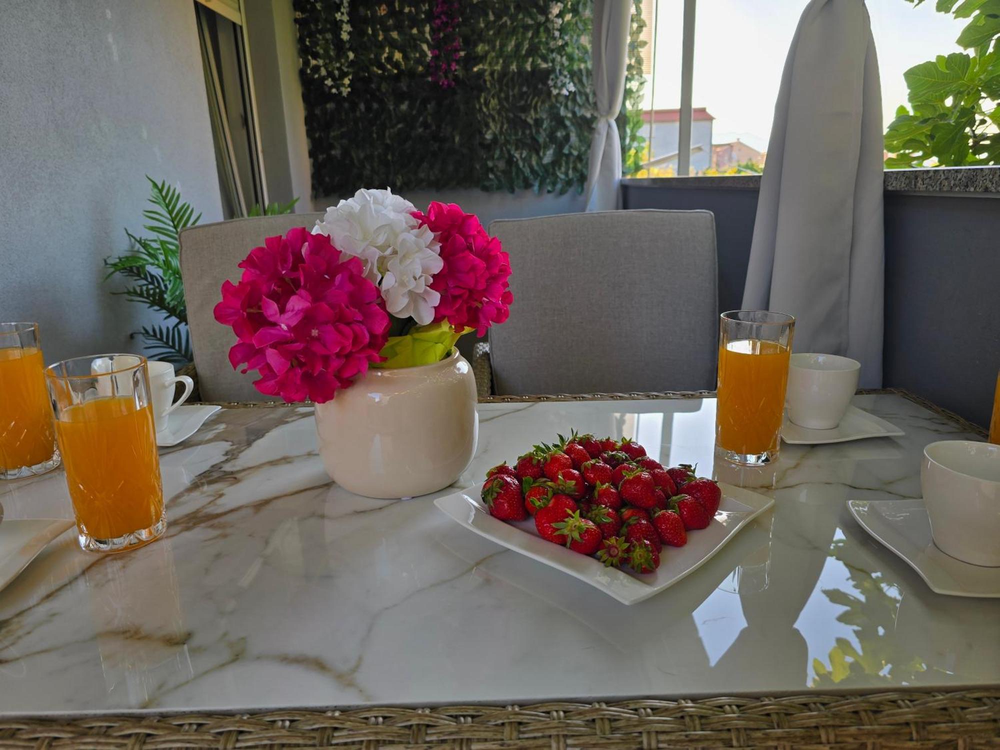 Apartment Blanca With Jacuzzi,Terase And Private Parking Kastela Bagian luar foto