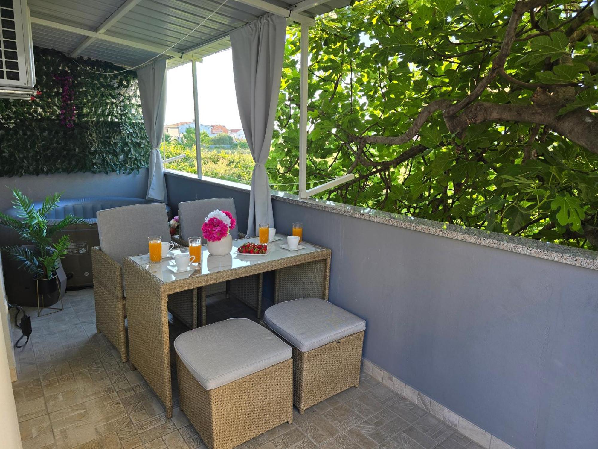 Apartment Blanca With Jacuzzi,Terase And Private Parking Kastela Bagian luar foto