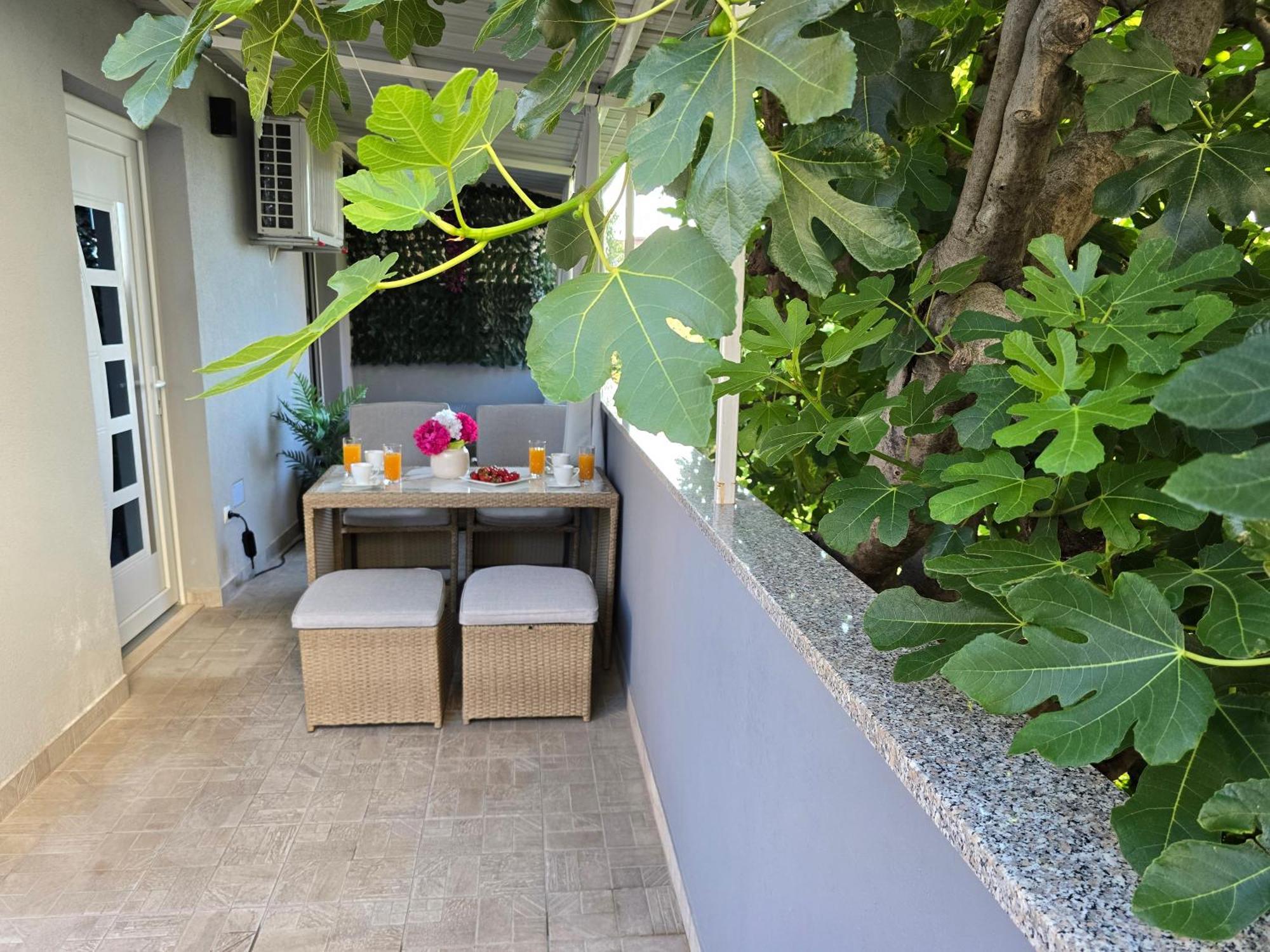 Apartment Blanca With Jacuzzi,Terase And Private Parking Kastela Bagian luar foto