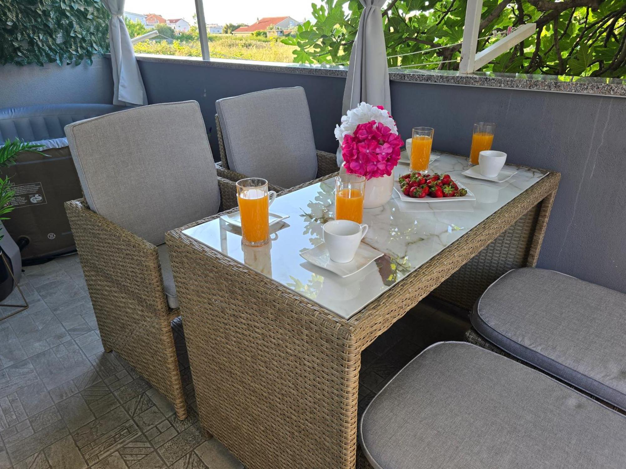 Apartment Blanca With Jacuzzi,Terase And Private Parking Kastela Bagian luar foto